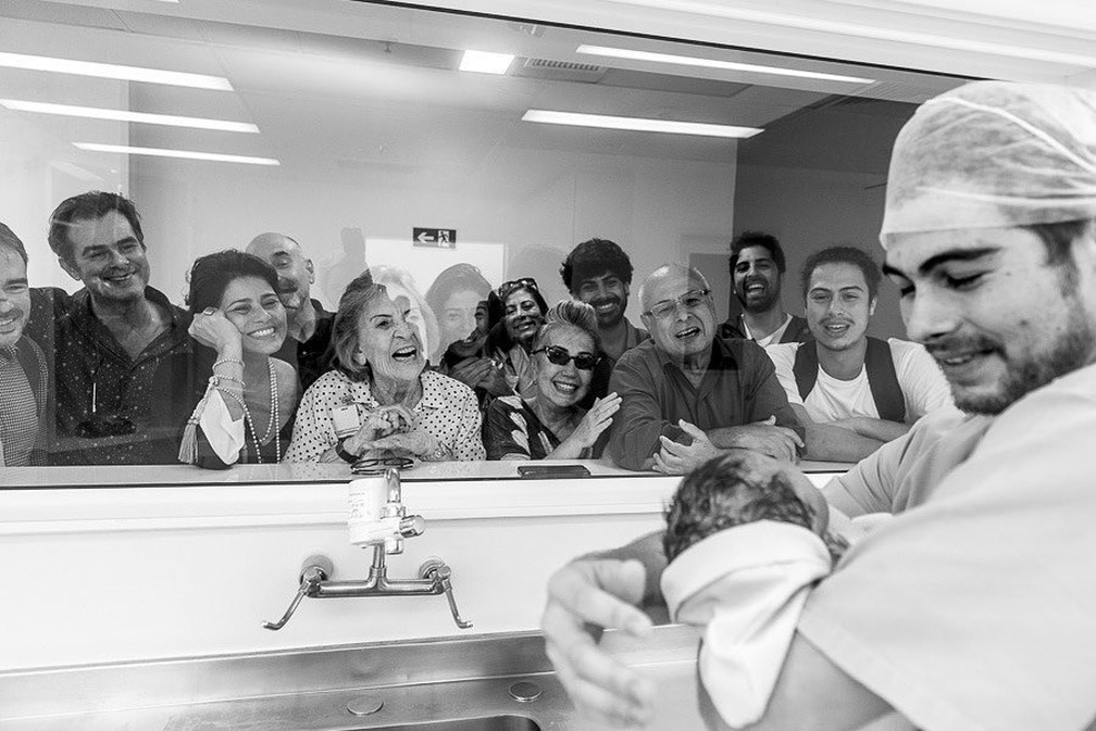Rafa Vitti mostra filha para família em foto postada por Tata Werneck — Foto: Reprodução/Instagram/TataWerneck