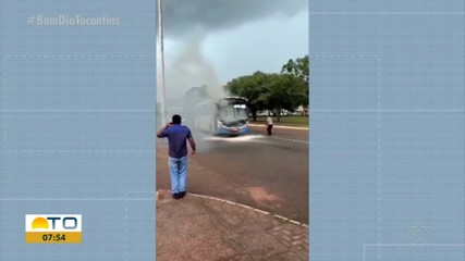 Ônibus do transporte público de Palmas pega fogo na Estação Apinajé