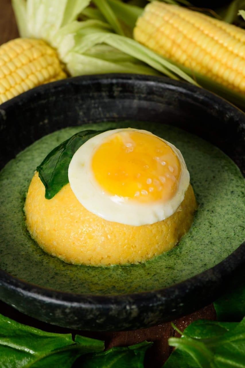 A receita de cuscuz sertanejo da chef Malu Mello leva ainda um ovo e creme de espinafre (Foto: Divulgação)