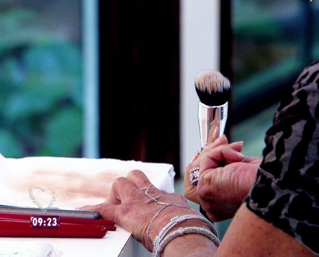 Ana Maria ensina como limpar os utensílios de maquiagem (Foto: TV Globo)