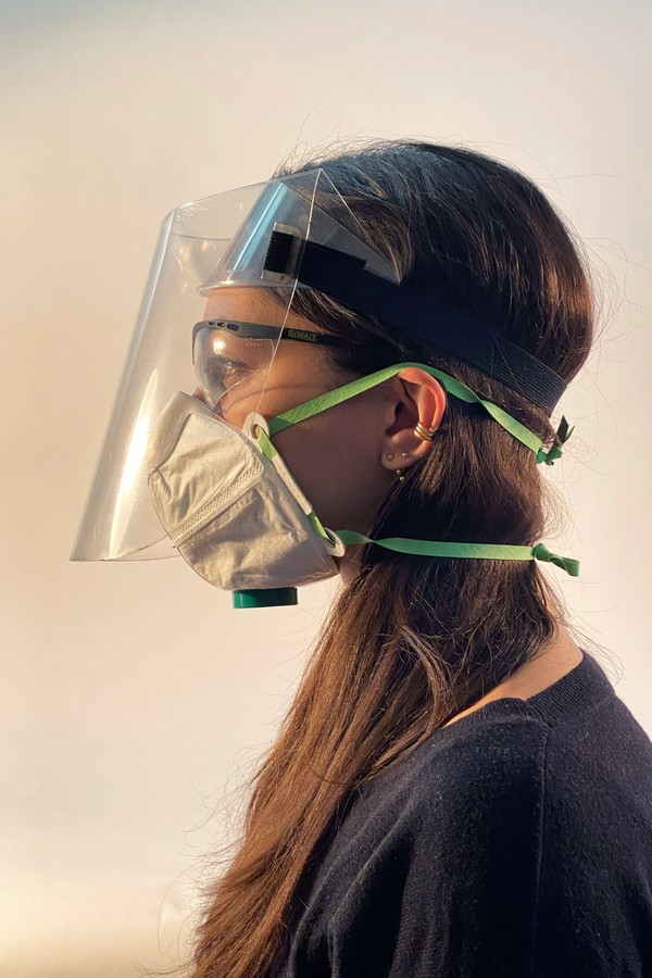 Aprenda a fazer um escudo facial de proteção com apenas uma folha de plástico e um pedaço de elástico (Foto: Reprodução/HappyShield)