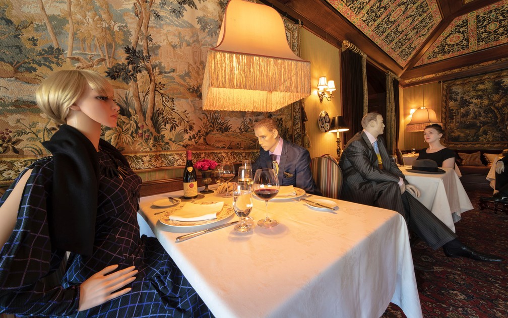 Foto não datada de manequins dispostos como clientes no salão do restaurante The Inn at Little Washington, no estado de Virginia, nos Estados Unidos — Foto: The Inn at Little Washington/AFP 