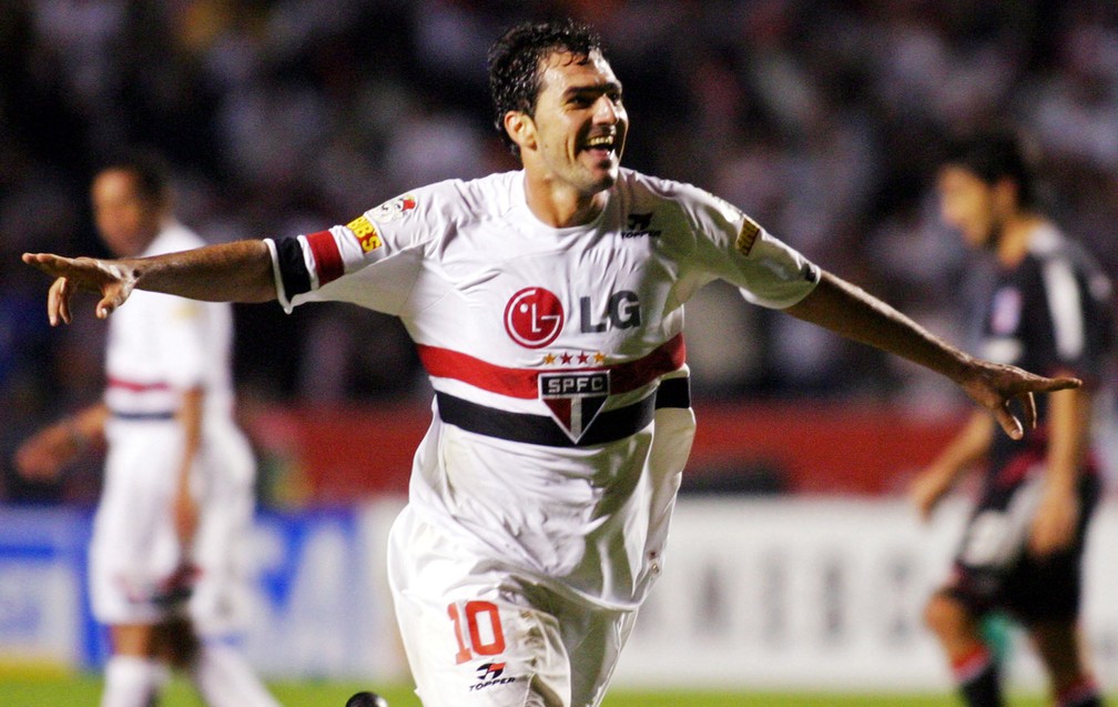 Danilo comemora gol sobre o River Plate na semifinal da Libertadores de 2005 — Foto: Reuters