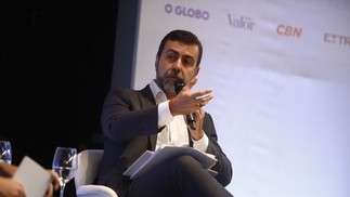 O candidato Marcelo Freixo (PSB) durante debate — Foto: Brenno Carvalho/ Agência O Globo