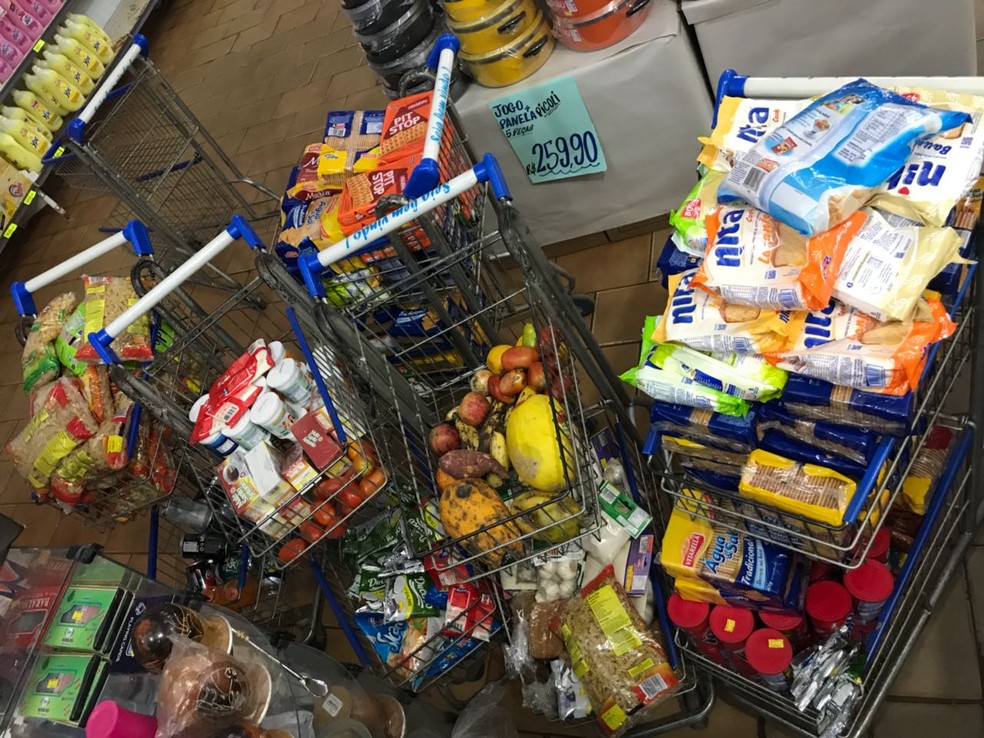 Parte dos produtos apreendidos em supermercado de Campo Grande (Foto: Procon/DivulgaÃ§Ã£o)
