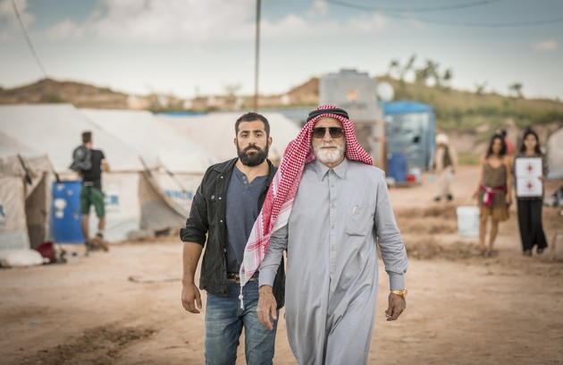Aziz, acompanhado de outro capanga, Fauze (Kaysar Dadour), fará uma visita ao campo de refugiados de Beirute. Lá, conhecerá Laila e se encantará pela moça (Foto: Rede Globo / Paulo Belote)