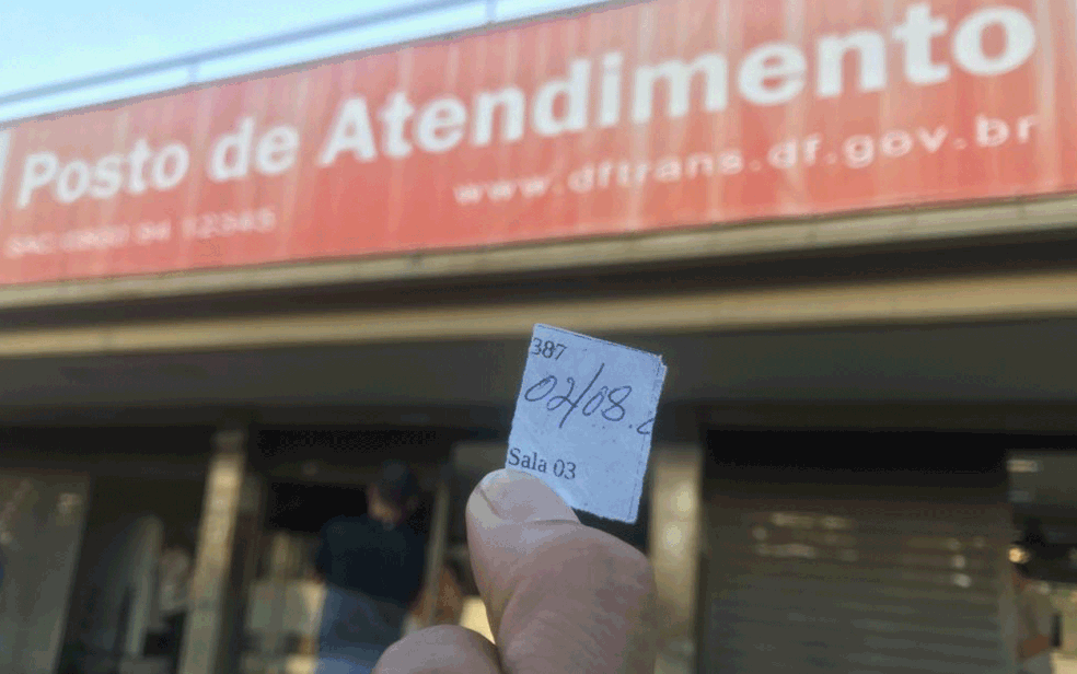 Mãe de estudante pegou a senha 387 para atendimento no DFTrans  (Foto: Neila Almeida/G1)