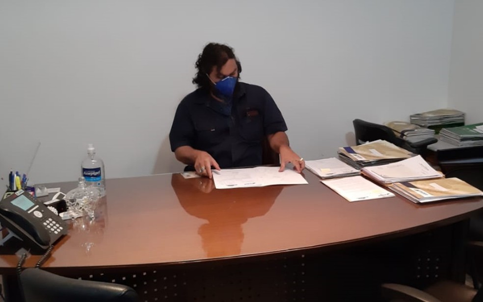 Promotor de Justiça cumpre mandado de busca no gabinete do deputado Iso Moreira — Foto: Reprodução