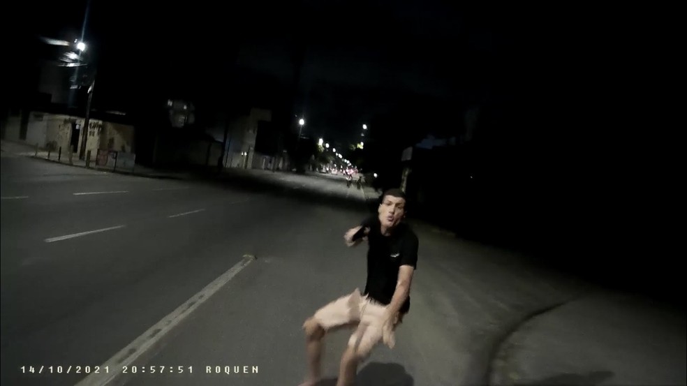 Assaltante flagrado no momento em que fez abordagem à ciclista no bairro de Afogados, na Zona Oeste do Recife — Foto: Roque Santana/Acervo pessoal