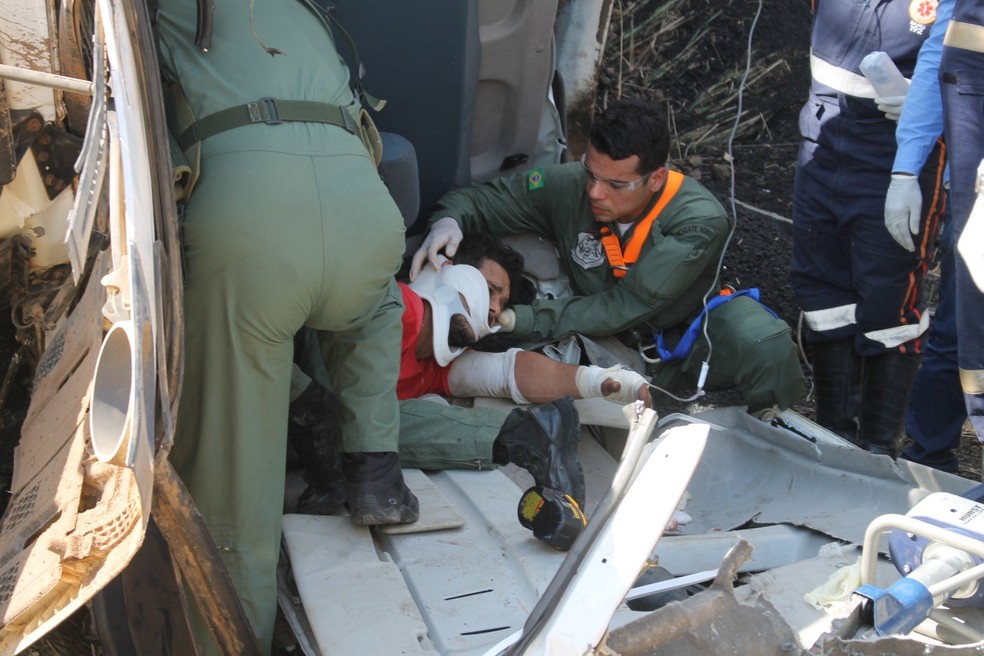 Motorista foi socorrido com vida — Foto: Emerson Tiago/AlagoasNT