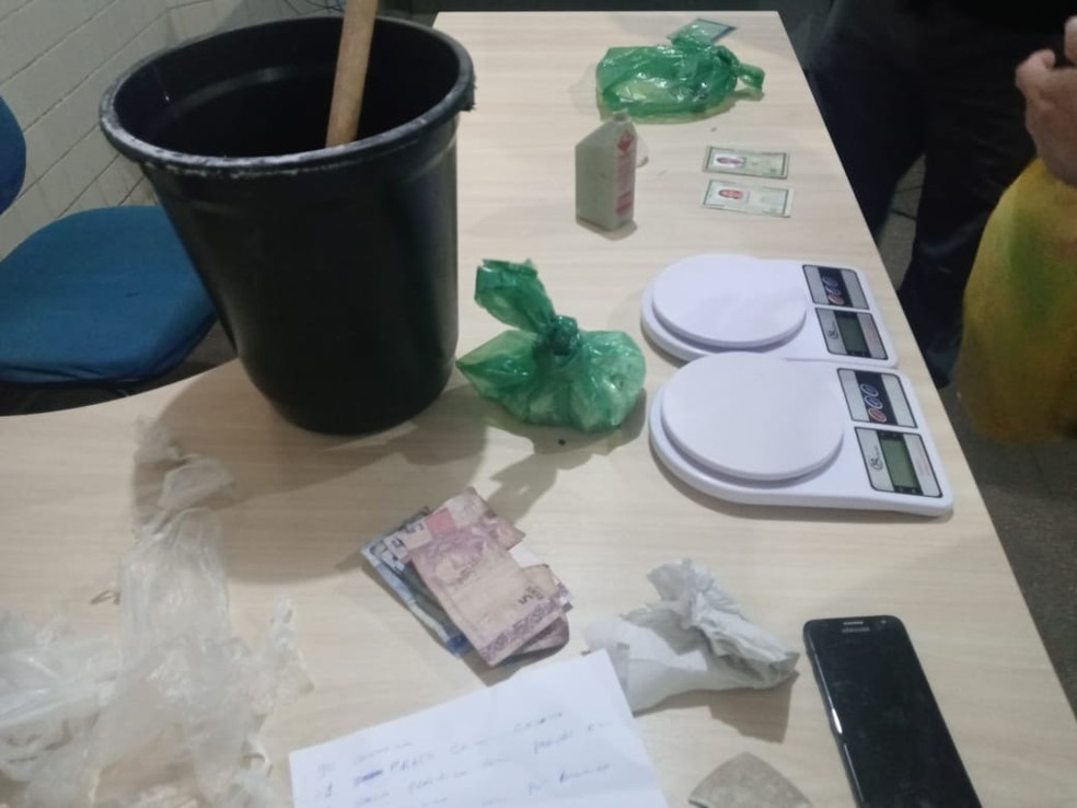 Material foi apreendido em casa que funcionava como 'laborat&oacute;rio' de drogas &mdash; Foto: Divulga&ccedil;&atilde;o