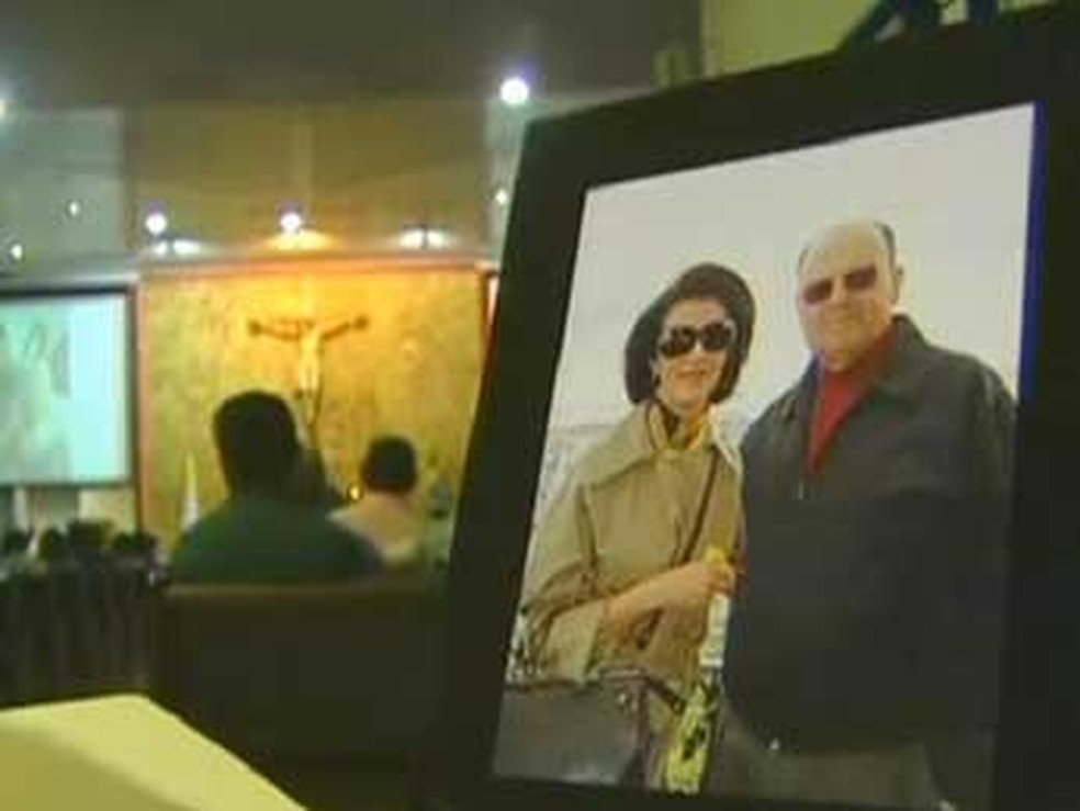 O casal José Guilherme Vilela e a Maria Carvalho Mendes Villela, assassinados em 2009, em foto de porta-retrato durante missa — Foto: TV Globo/Reprodução