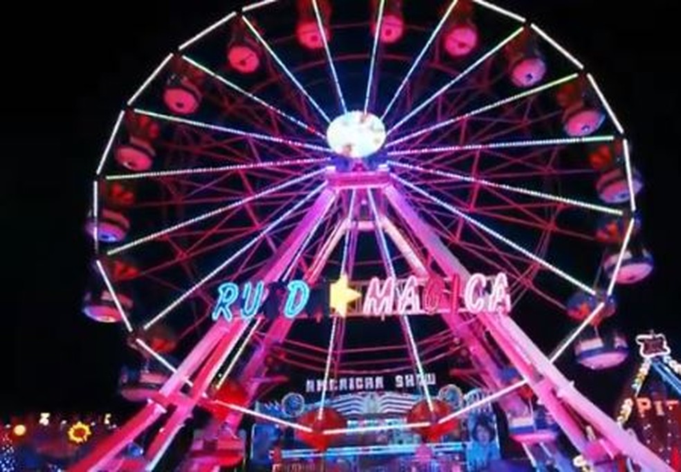 Maiara e Maraisa cantam enquanto fazem passeio em roda-gigante — Foto: Reprodução/Youtube