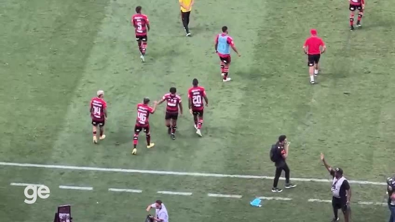 Torcida arremessa celular em gabigol