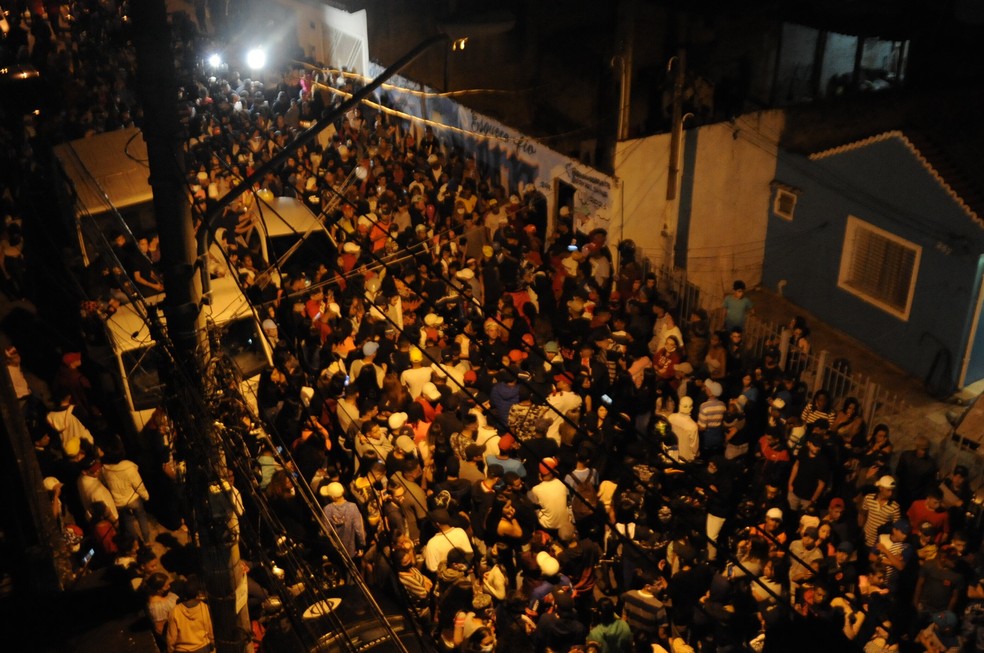 Amigos e fãs prestam homenagens a MC Kevin rua Astrapeia, em Vila Medeiros, Zona Norte da capital paulista, na noite desta segunda-feira (17).  — Foto: EDUARDO MARTINS/THENEWS2/ESTADÃO CONTEÚDO