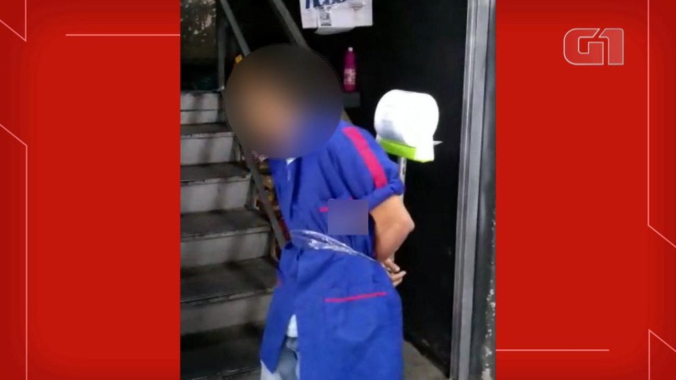 Jovem teve braços amarrados com sacos plásticos a um corrimão. Vídeo foi divulgado em grupos de WhatsApp. — Foto: Reprodução