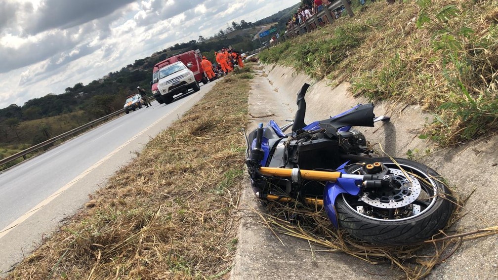 Motocicleta foi arremessada a metros na MG-424 — Foto: Corpo de Bombeiros/Divulgação