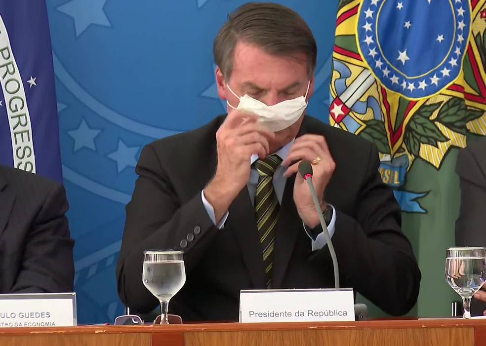 Bolsonaro colocou e tirou a máscara diversas vezes durante a entrevista — Foto: Reprodução