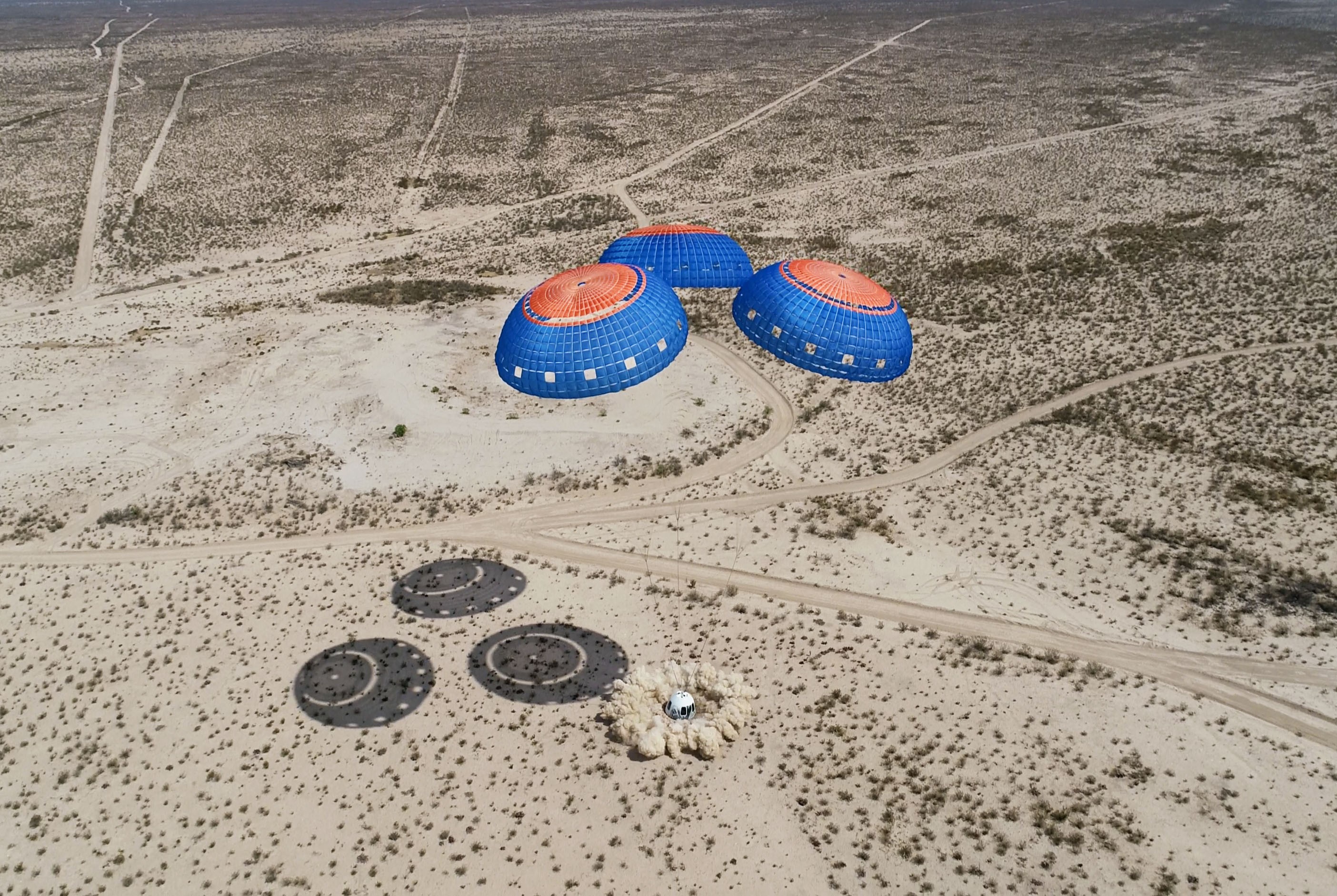 Cápsula do New Shepard descerá à Terra de paraquedas (Foto: Reprodução/Blue Origin)