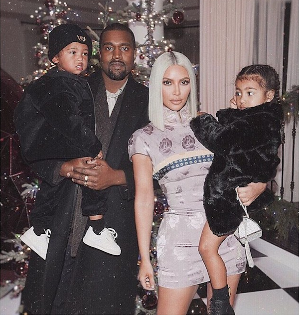 A socialite Kim Kardashian com os filhos e o marido, o rapper Kanye West (Foto: Instagram)