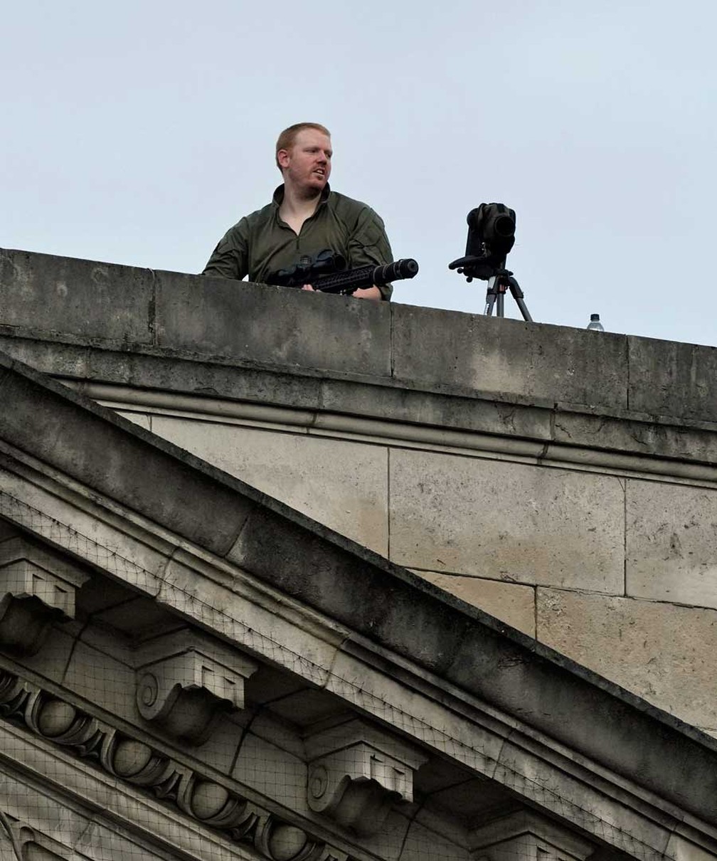 Atiradores de elite vigiam o telhado do Palácio de Buckingham antes da cerimônia de coroação do rei Charles — Foto: Frank Augstein / AP Photo