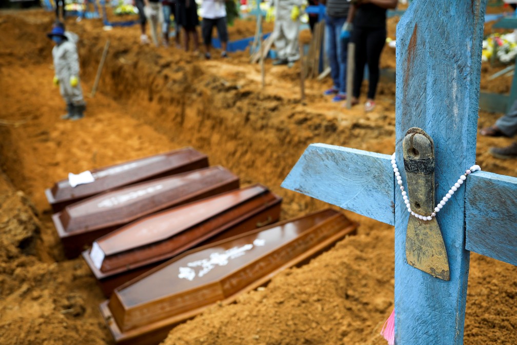 13 de maio - Enterro em Manaus durante pandemia de coronavírus — Foto: Bruno Kelly/Reuters