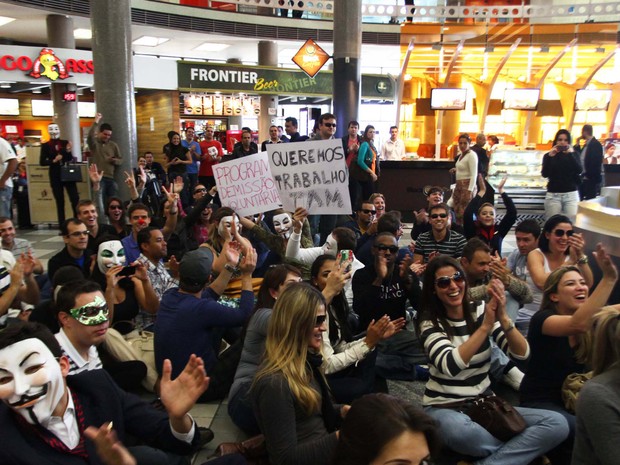 Funcionários da TAM realizam protesto contra possíveis demissões de funcionários, chamando a atenção de passageiros que transitam pelo Aeroporto de Congonhas, Zona Sul de São Paulo (SP) (Foto: Renato S. Cerqueira/Futura Press/Estadão Conteúdo)