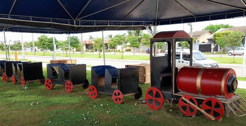 Assim como em todos os anos a prefeitura lança, em uma data especifica, o Natal na cidade. No entanto, segundo o município, a data ainda nem chegou e as decorações já começaram a ser destruídas. — Foto: Secom/Nova Mutum
