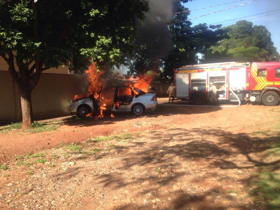 Carro em chamas, em Campo Grande, MS — Foto: Osvaldo Nóbrega/TV Morena