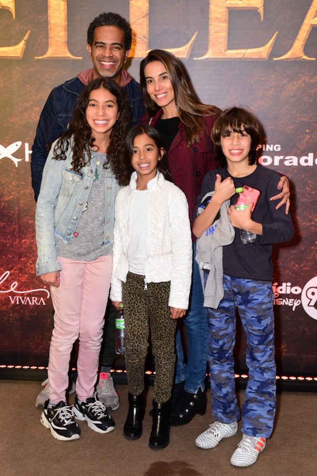 Jair Oliveira, Tania Khalil e as filhas, Isabella e Laura, e um sobrinho (Foto: Leo Franco/AgNews)
