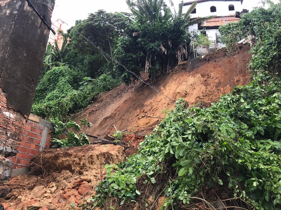 VÍdeo Deslizamento De Terra Atinge Imóvel No Bairro Da Gamboa Em Salvador Bahia G1 