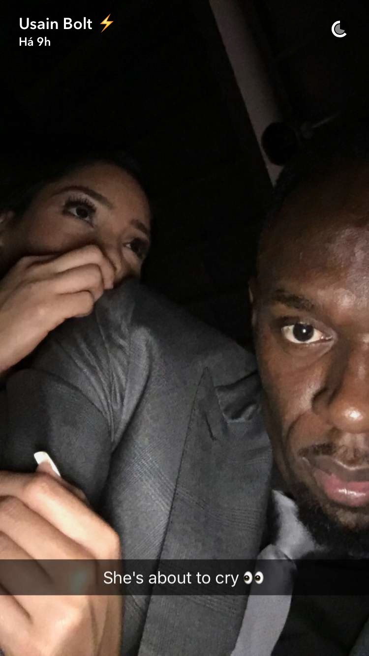 Usain Bolt levou a namorada para assistir ao seu novo documentário na noite de terça-feira (06): 