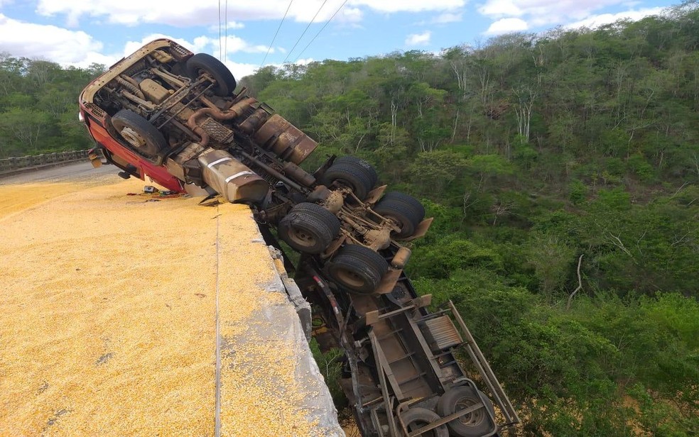 Cabine da carreta ficou pendurada na ponte — Foto: Cícero Dias