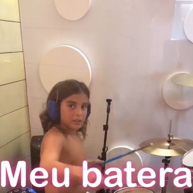 Marcelo, filho de Ivete Sangalo, tocando bateria (Foto: Reprodução/Instagram)