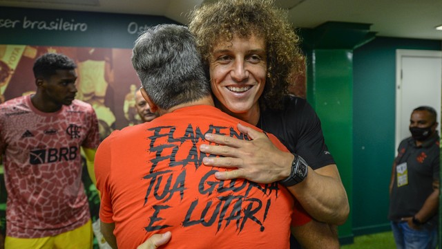 David Luiz abraça Renato Gaúcho no vestiário do Flamengo