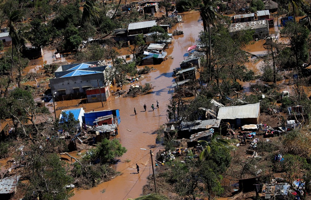 Inundação causada por ciclone atinge subúrbio de Beira, segunda maior cidade de Moçambique — Foto: Siphiwe Sibeko/Reuters