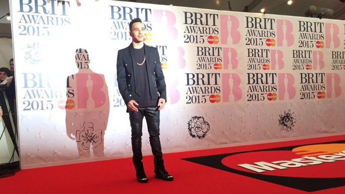 Lewis Hamilton caprichou no visual para desfilar pelo tapete vermelho do Brit Awards (Foto: Divulgação)
