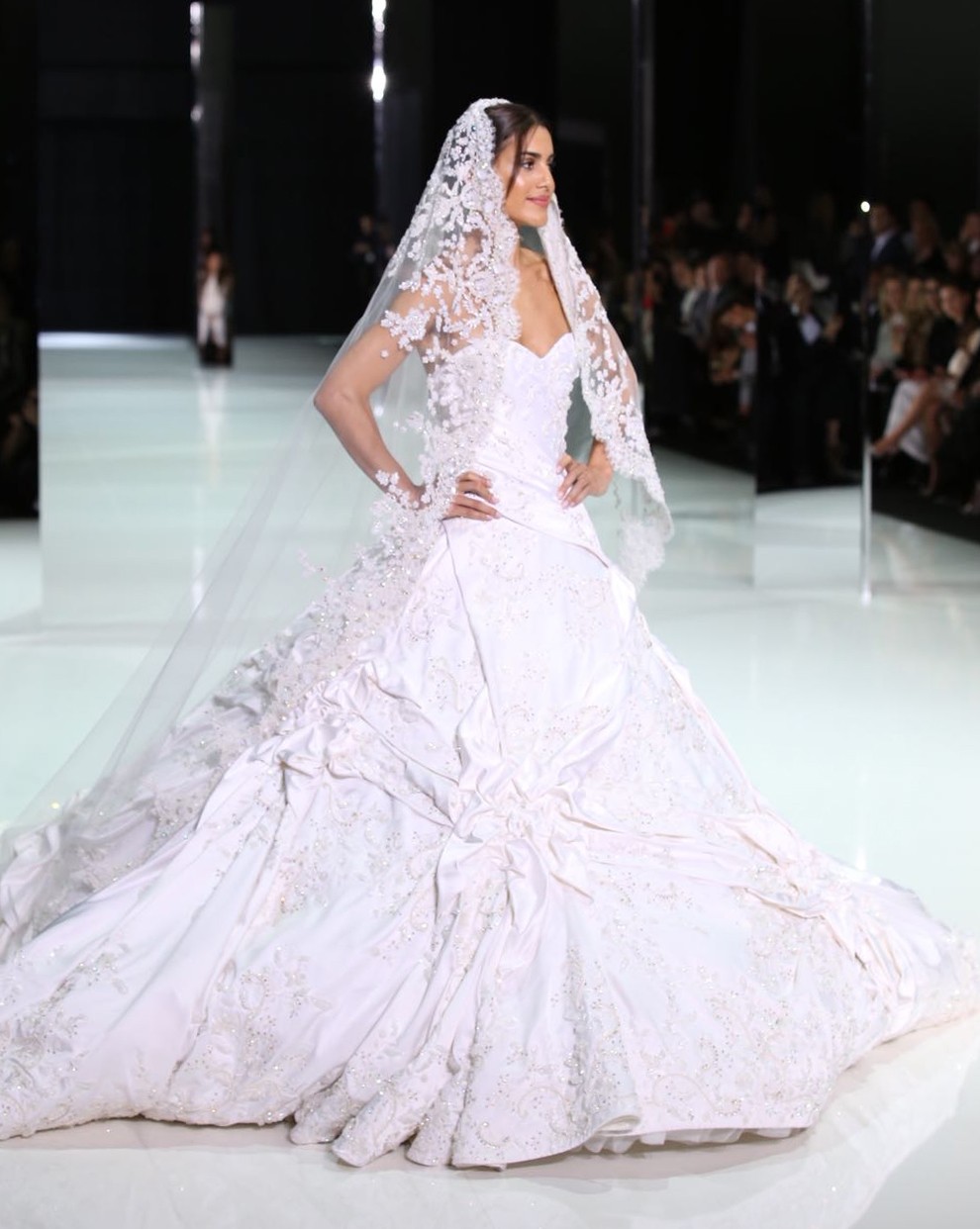 Lá vem a noiva... Camila Coelho brilha na passarela couture da Ralph&Russo (Foto: Reprodução )