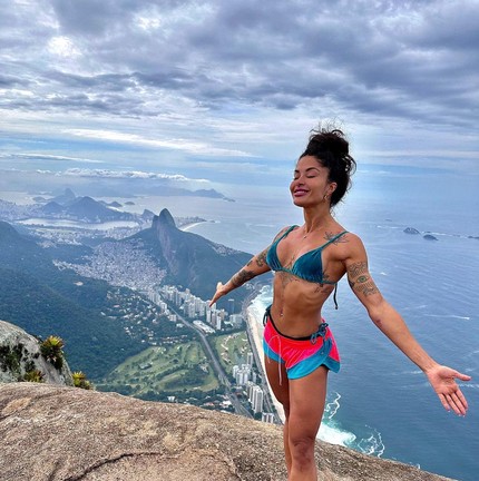 Aline Campos faz trilha e se arrisca na Pedra do Navio, no RJ: "Que