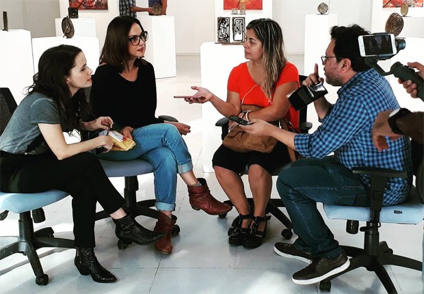 Débora Falabella e Yara de Novaes atendem veículos da imprensa boliviana (Foto: Reprodução/Instagram)