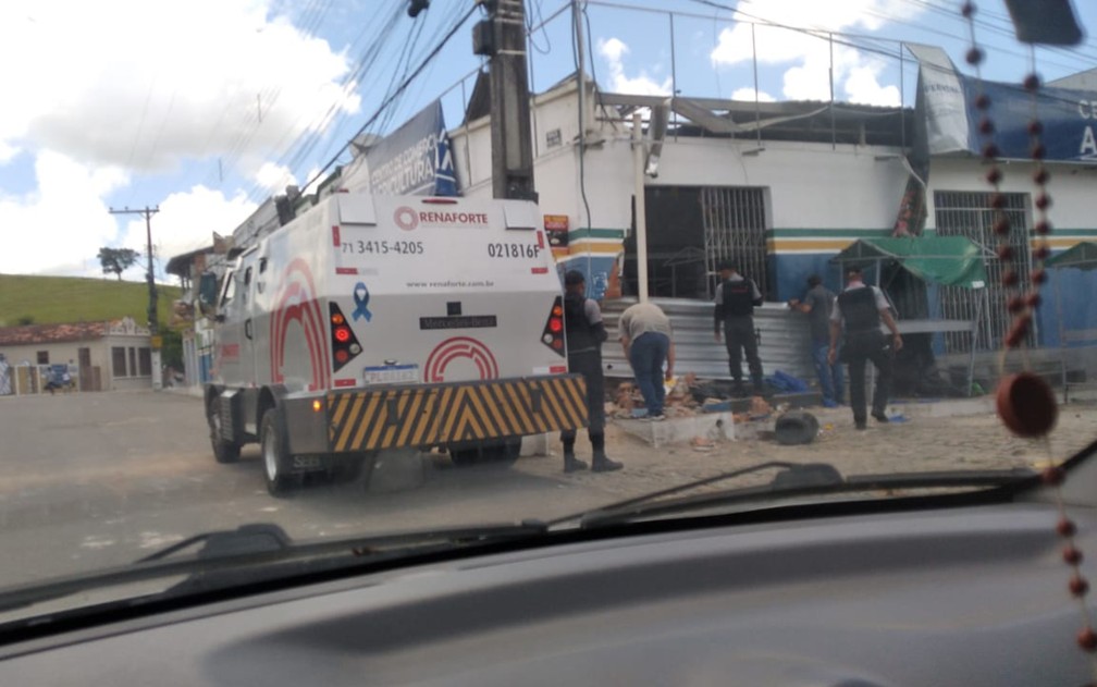 Caixa eletrônico de autoatendimento é explodido por homens armados no interior da Bahia — Foto: Vavá Almeida/Arquivo Pessoal