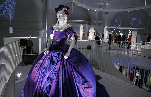 LONDON, UNITED KINGDOM - APRIL 30: A wedding dress worn by Dita Von Teese at her wedding with Marilyn Manson in 2005, designed by Vivienne Westwood is seen during a press preview for an exhibition entitled 'Wedding Dresses 1775-2014,' at the Victoria & Al (Foto: Getty Images)