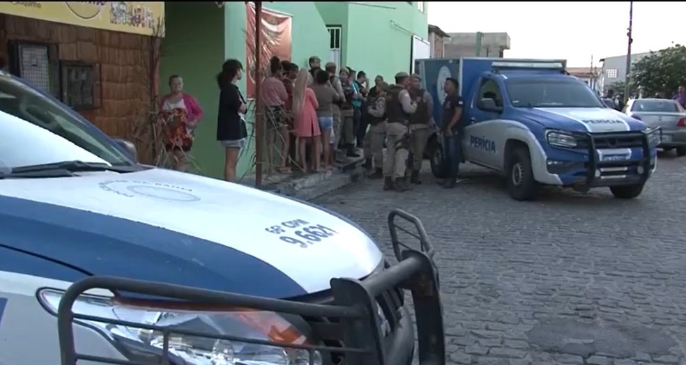 Criança morre e outra fica em estado grave após incêndio em casa na cidade de Feira de Santana  — Foto: Reprodução/TV Subaé