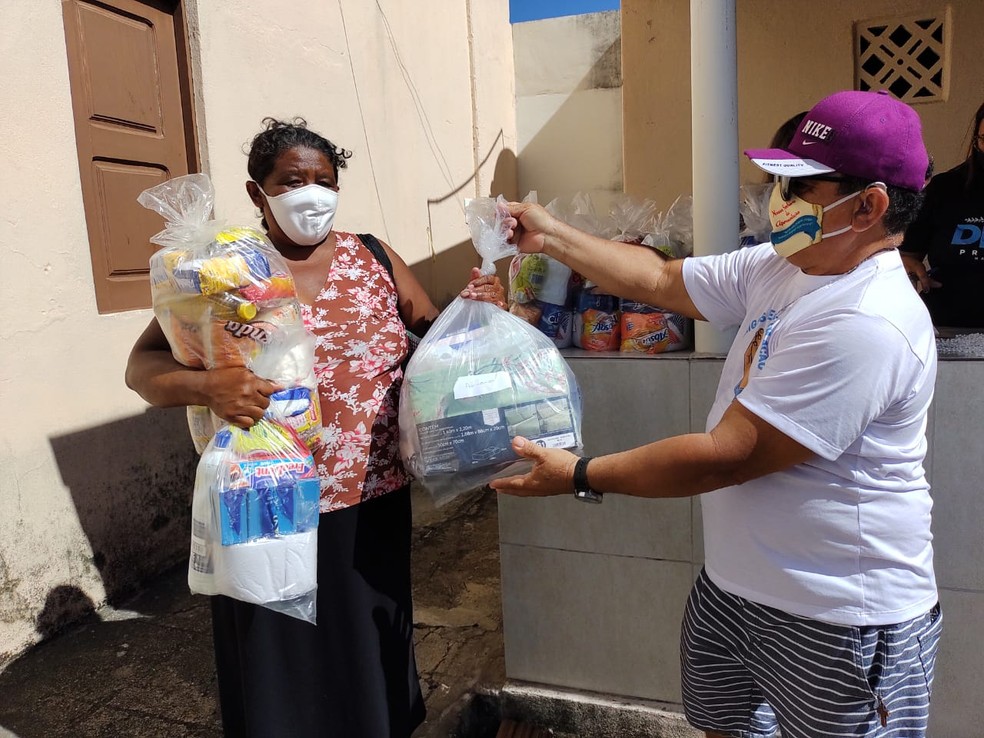 Grupo entrega cestas básicas, roupas e materiais de higiene a famílias carentes na Zona Norte de Natal. — Foto: Lucas Cortez/Inter TV Cabugi