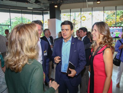 O Presidente da EY Brasil, Luiz Sérgio Vieira, e a esposa, Milena, confraternizam com os convidados 