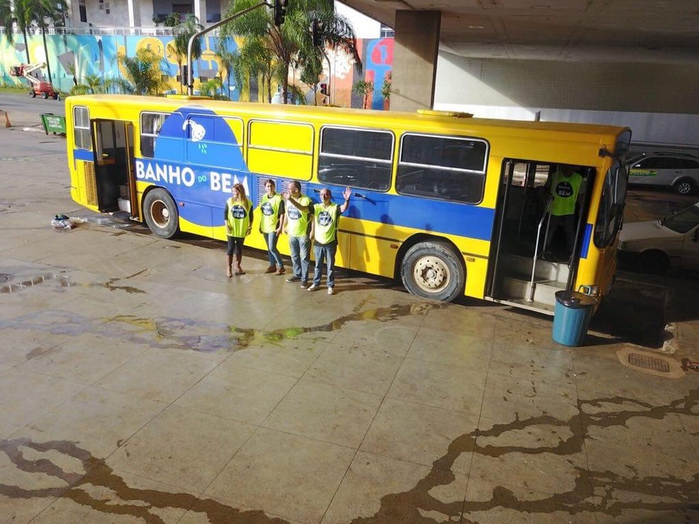 Ônibus usado para o projeto 'Banho do Bem' — Foto: Divulgação