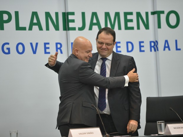 Barbosa transmite o cargo a Valdir Simão no Ministério do Planejamento (Foto: Antônio Cruz/Agência Brasil)