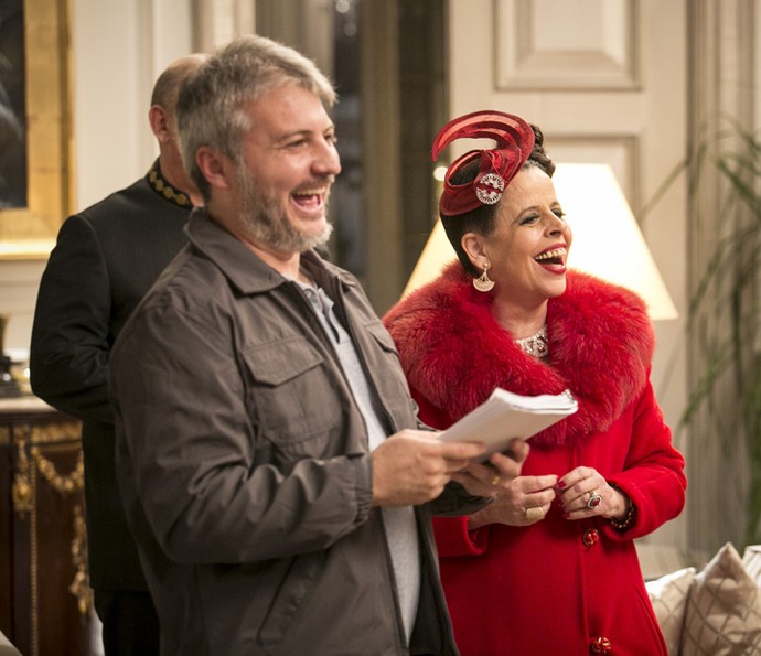 Cristina Pereira se diverte ao lado de Fred Mayrink, diretor artístico da trama (Foto: Raphael Dias/Gshow)