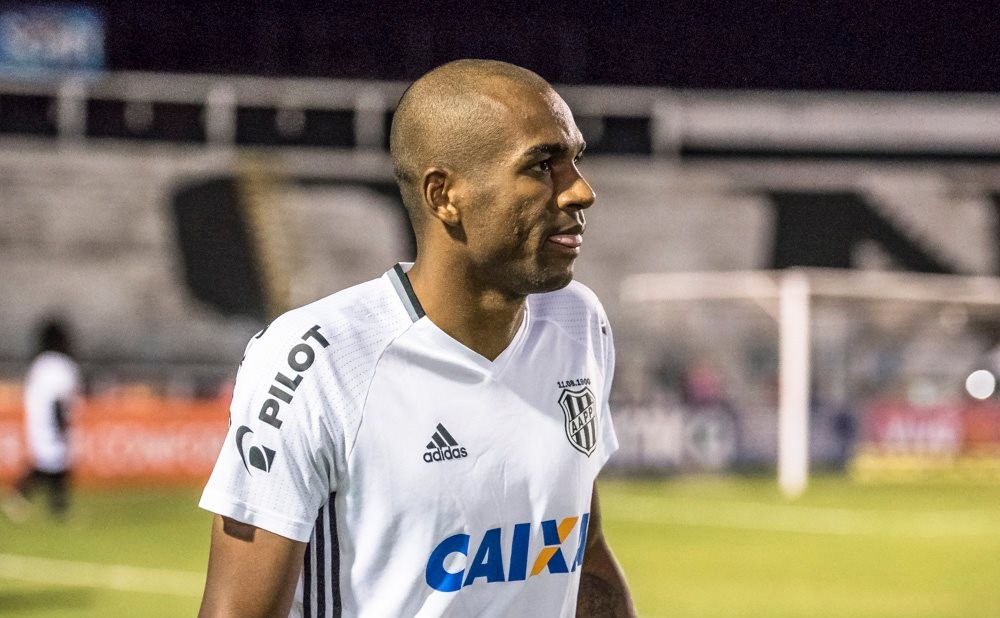 Corinthians volta a negociar com zagueiro Marllon, ex-Ponte Preta