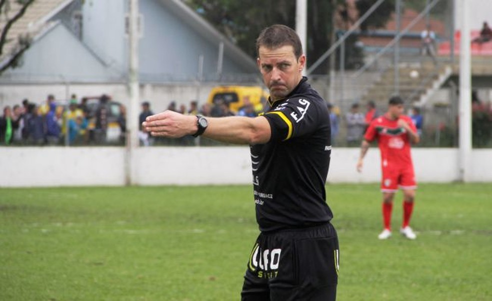 Árbitro Lucas Paulo Torezin apita jogo de volta entre Nacional-AM e  Altos-PI | brasileirão série d | ge